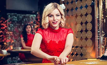 Hình ảnh minh họa các quy tắc cơ bản của đá gà Thomo, bao gồm trọng tài và các chiến kê trên sàn đấu, đảm bảo tính công bằng.